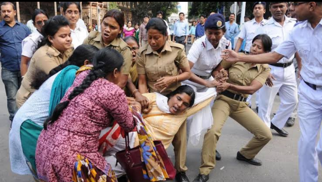 बाज़ार में अपने पति श्री राम सिन्हा को आवाज़ लगाई तो बंगाल पुलिस ने लिया पत्नी को हिरासत में।