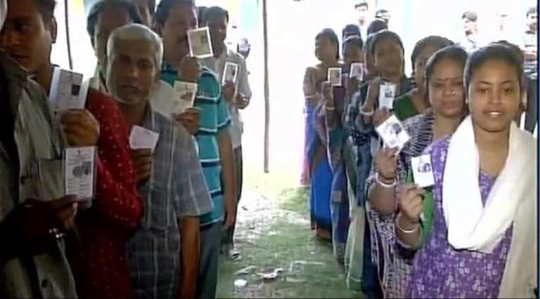 बंगाल के बूथ पर शांति पूर्वक मतदान होता देख कर चुनाव आयोग ने दिए जांच के निर्देश, 5 पुलिस कर्मी निलंबित