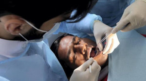 डॉक्टरों की हड़ताल का फायदा उठाते हुए कई डेंटिस्ट बने डॉक्टर, बुखार के मरीज का दांत निकाला