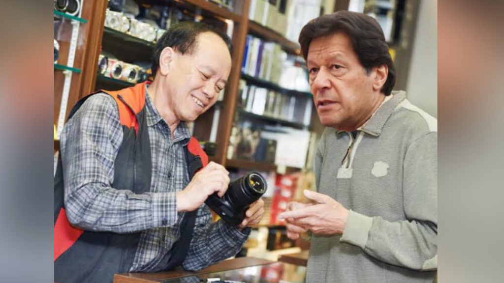 लगातार इग्नोर होने के बाद, इमरान खान ने मोदी का ध्यान अपनी और एकत्रित करने के लिए खरीदा महंगा डीएसएलआर कैमरा