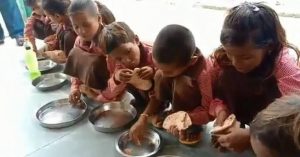 UP स्कूल के प्रिंसिपल का चौकाने वाला ब्यान बोले बच्चों ने ही कहा था की नून रोटी खाएंगे मोदी जी को जिताएंगे