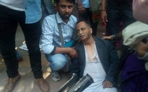 ख़ाली शमशान दिखा कर आर्थिक मंदी बता रहे द वायर रिपोर्टर को लोगों ने घेरकर पीटा