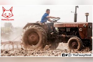 सलमान को खेत मे ट्रैक्टर चलाते देख बगल के खेत में काम कर रहे मजदूर भागे