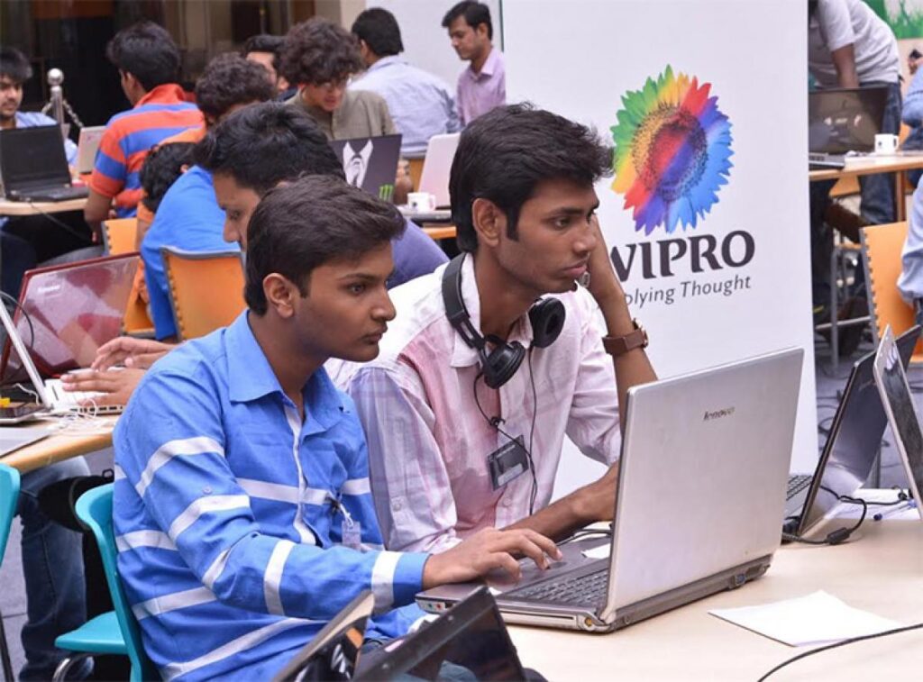 Wipro कंपनी के फ्रेशर को होली पर मिलेगी दस मिनट की छुट्टी, पैरेंट्स ने मोहल्ले में बाँटे लड्डू